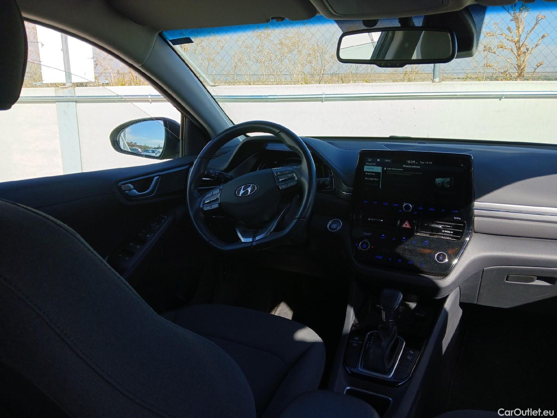 Hyundai   Ioniq HYUNDAI / 2019 / 5P / berlina con portón 1.6 GDI HEV Tecno DCT #3