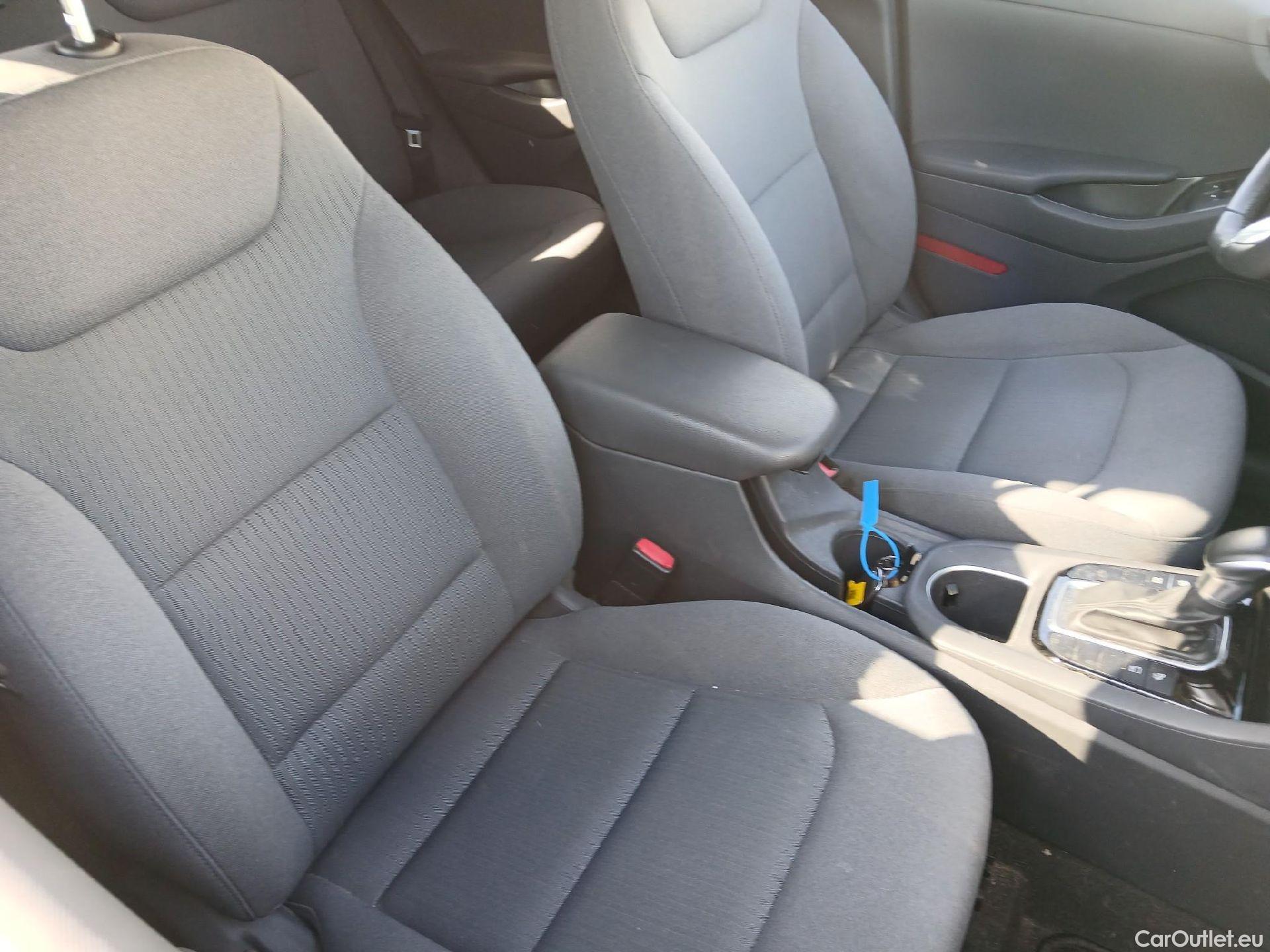 Hyundai   Ioniq HYUNDAI / 2019 / 5P / berlina con portón 1.6 GDI HEV Tecno DCT #3