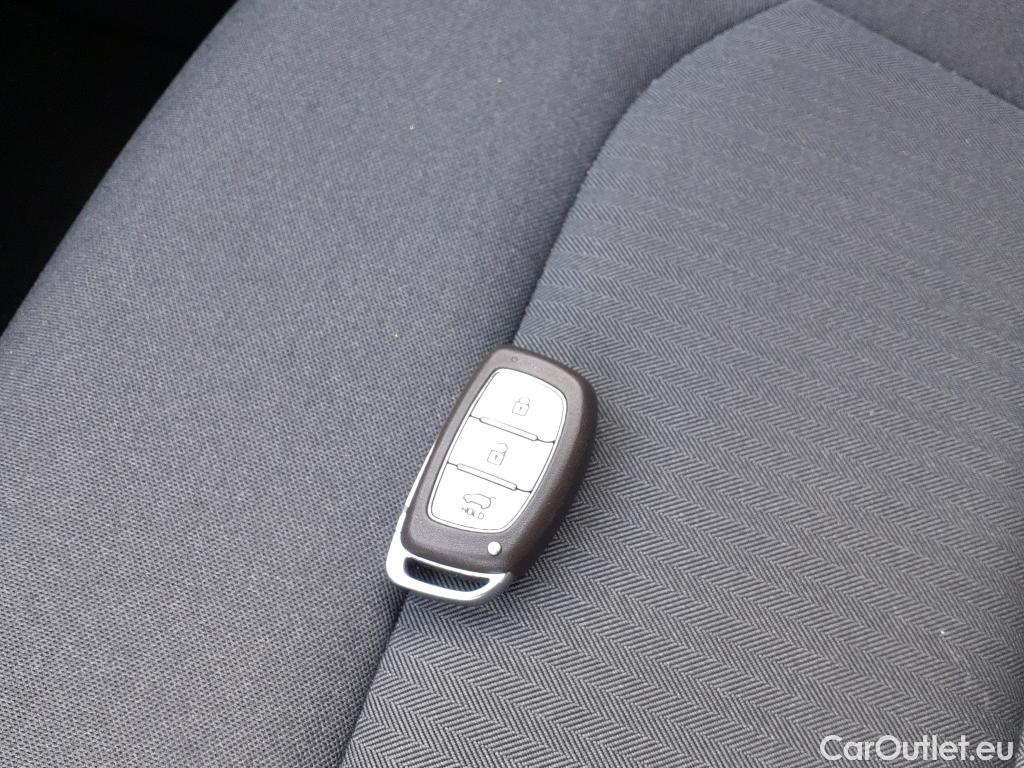 Hyundai   Ioniq HYUNDAI / 2019 / 5P / berlina con portón 1.6 GDI HEV Tecno DT #2