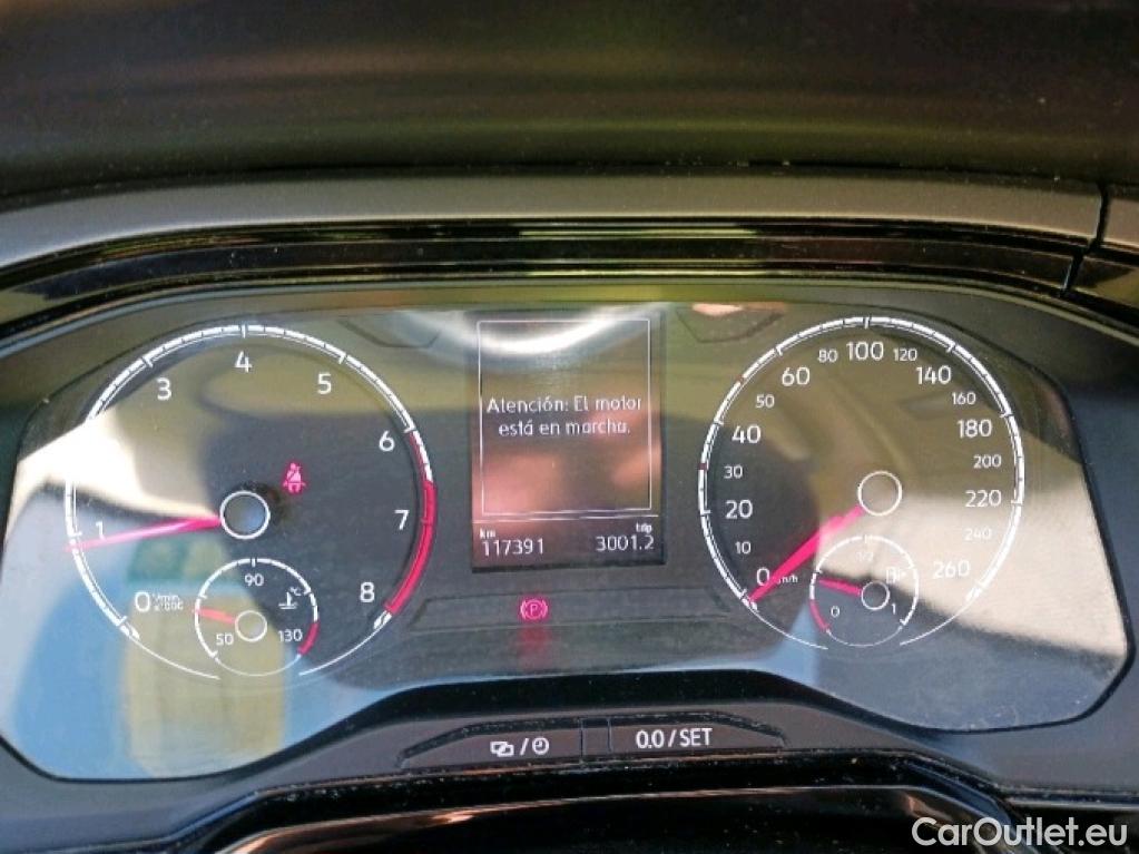 Volkswagen  Polo VOLKSWAGEN  / 2017 / 5P / berlina con portón Advance 1.0 TSI 70kW (95CV) #33