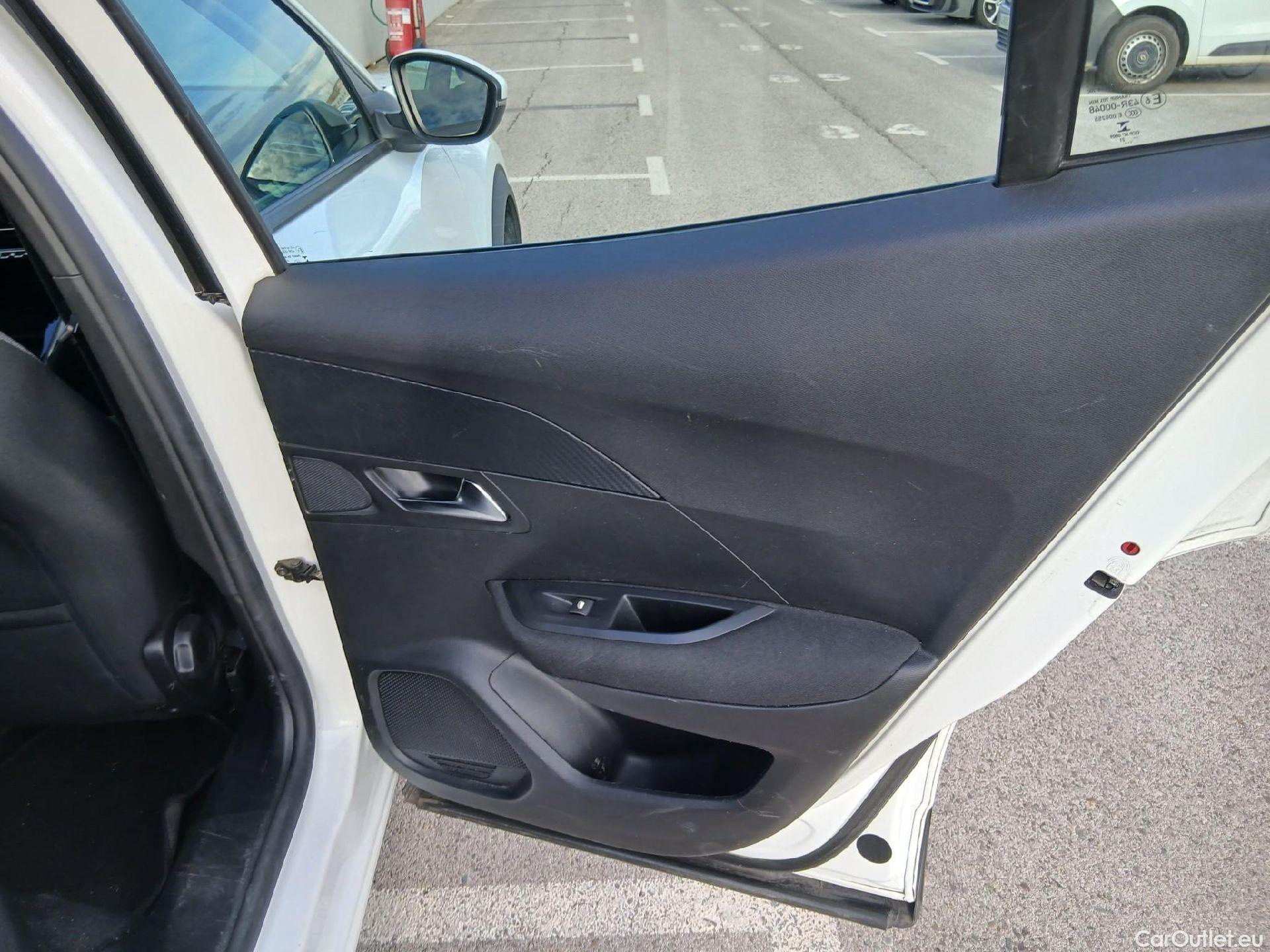  Peugeot  2008 PEUGEOT  / 2019 / 5P / todoterreno Active Puretech 100 S&S BVM6 #44
