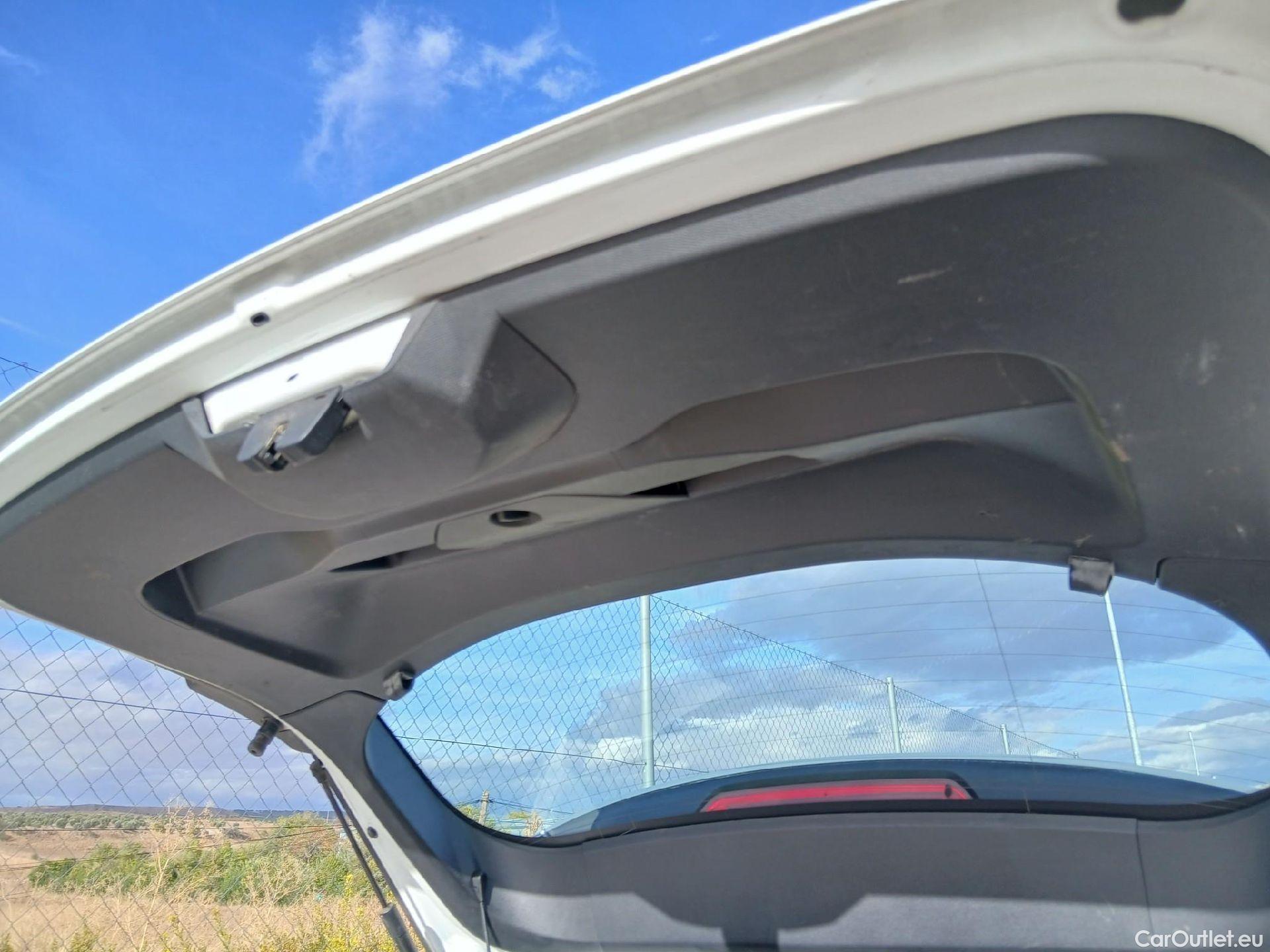  Peugeot  2008 PEUGEOT  / 2019 / 5P / todoterreno Active Puretech 100 S&S BVM6 #30