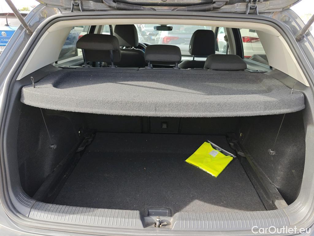 Volkswagen  Golf  VOLKSWAGEN / 2020 / 5P / berlina con portón Life 2.0 TDI 85kW (115CV) #8
