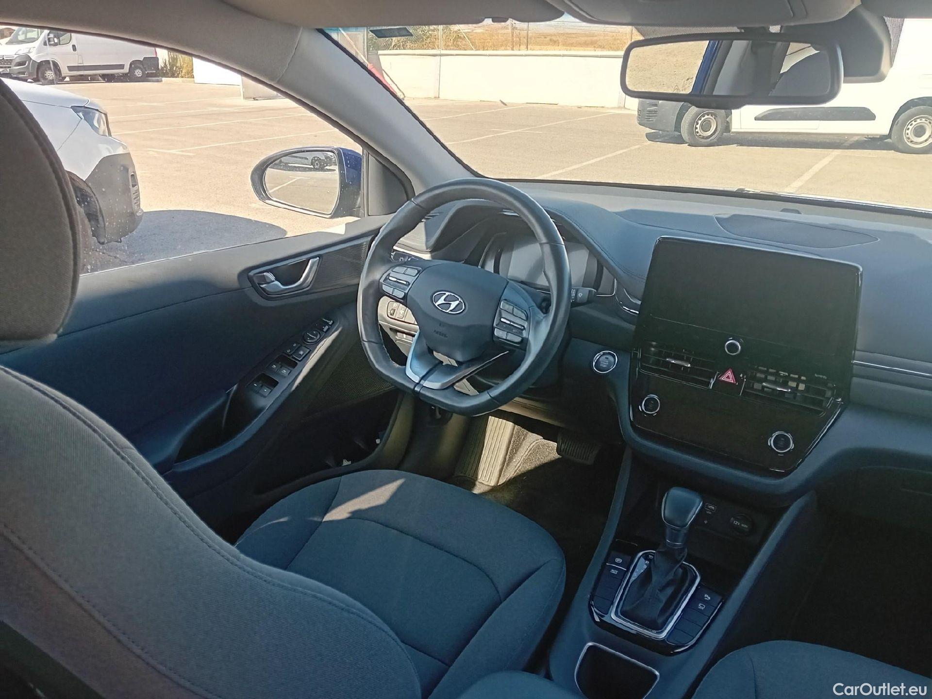 Hyundai   Ioniq HYUNDAI / 2019 / 5P / berlina con portón 1.6 GDI HEV Tecno DCT #3