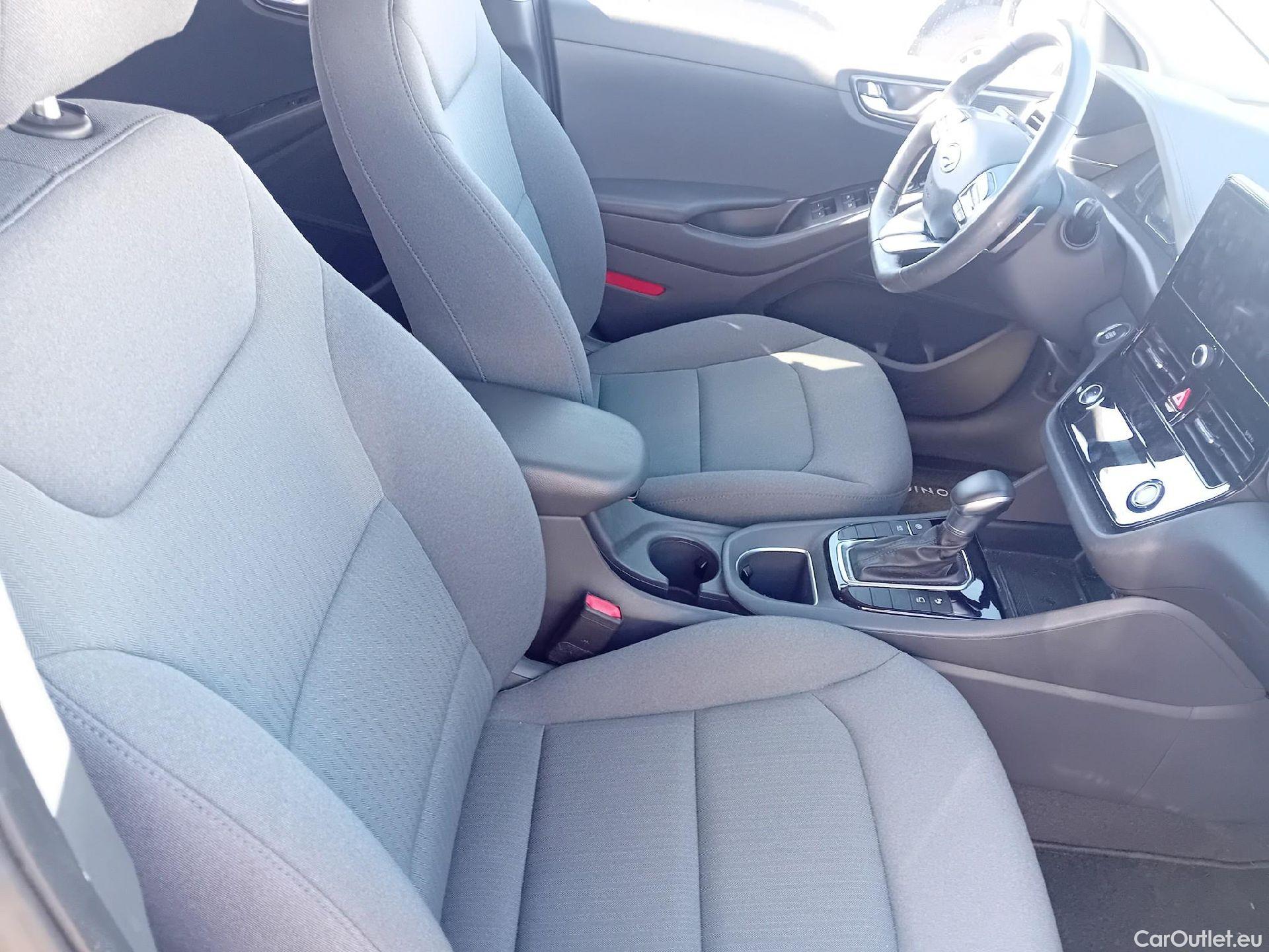 Hyundai   Ioniq HYUNDAI / 2019 / 5P / berlina con portón 1.6 GDI HEV Tecno DCT #6