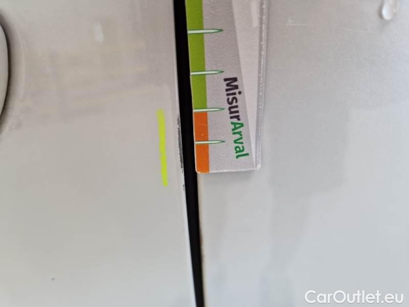 Peugeot  2008 PEUGEOT  / 2019 / 5P / CROSSOVER BLUEHDI 130 EAT8 ALLURE PACK S/S AUT. #52