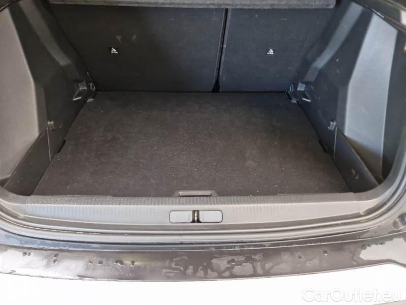 Peugeot  2008 PEUGEOT  / 2019 / 5P / CROSSOVER BLUEHDI 130 EAT8 ALLURE PACK S/S AUT. #57