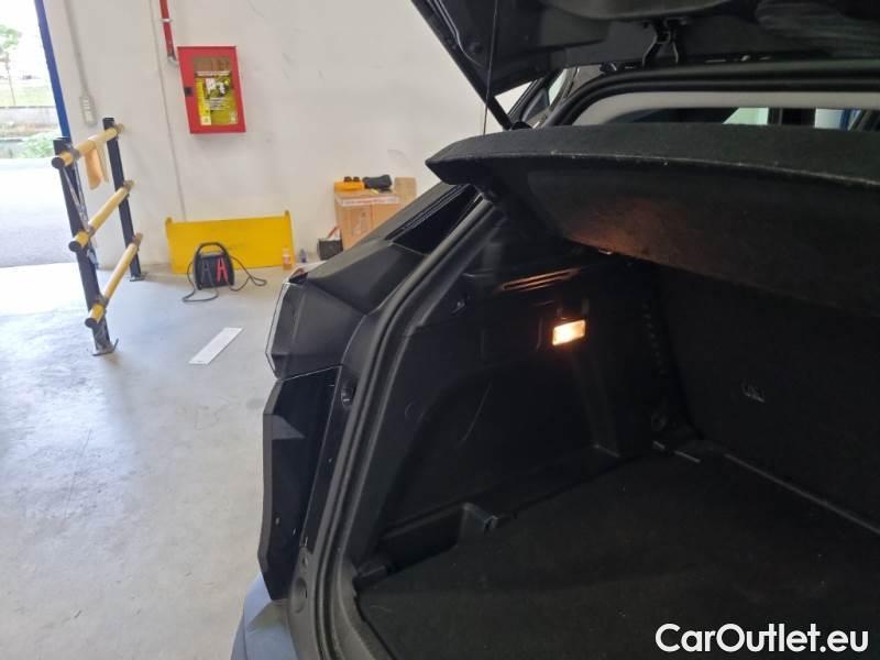 Peugeot  3008 PEUGEOT  / 2020 / 5P / SUV BLUEHDI 130 EAT8 SeS ACTIVE PACK #102