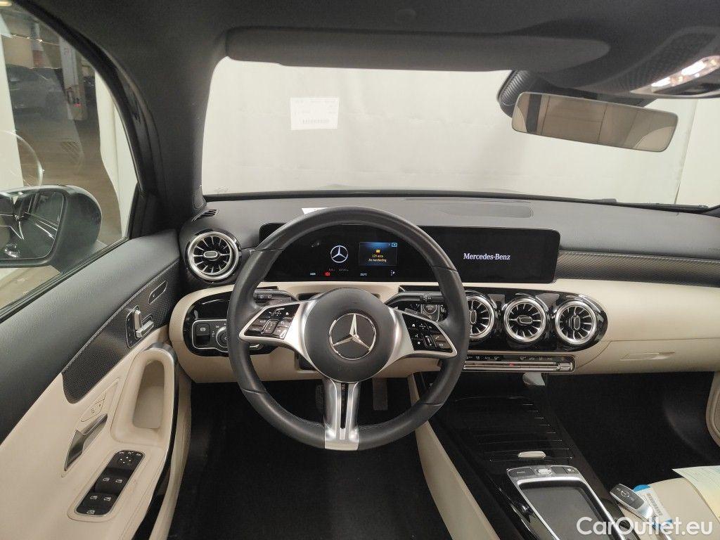 Mercedes  A-Klasse Mercedes-Benz  A 180 d Luxury Line 5d #9