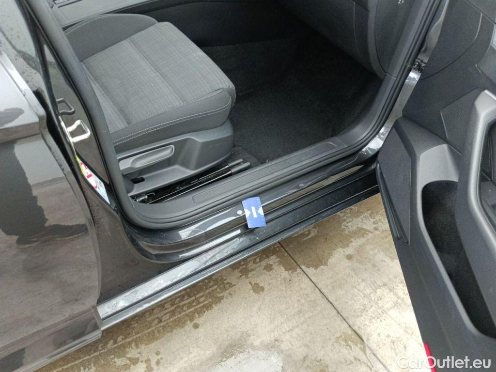 Volkswagen  Passat VOLKSWAGEN  VARIANT PA - 2019 2.0 TDi 150 Business DSG7 (EU6 d) 5d #67