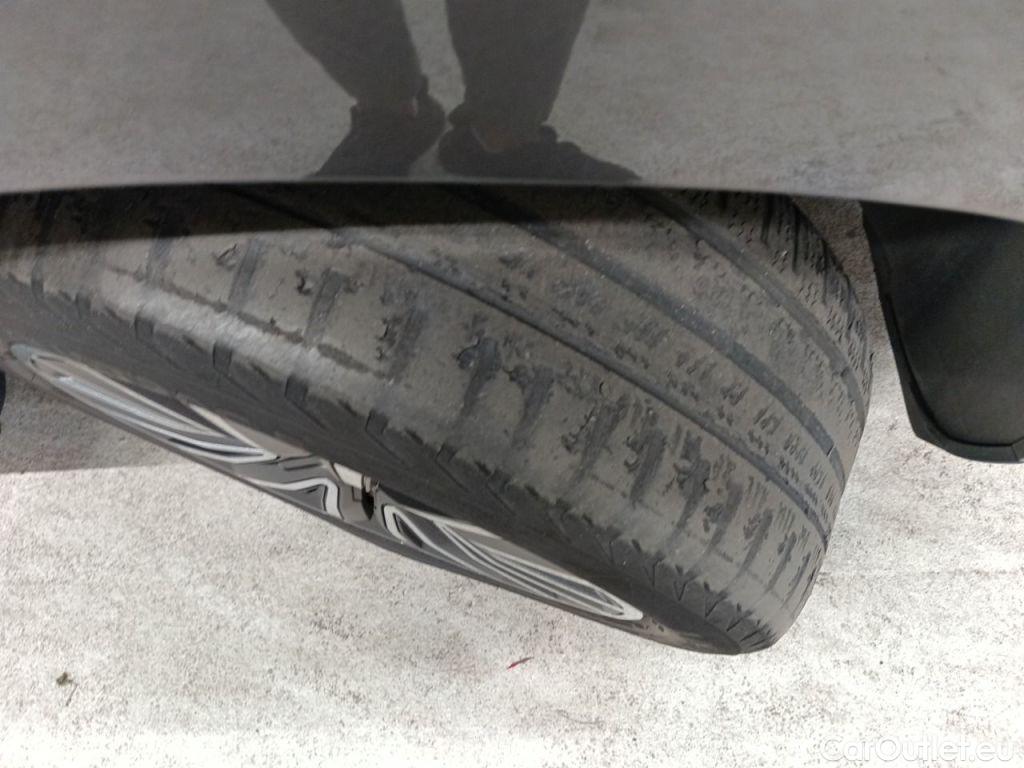 Peugeot  2008 Peugeot  1.2 Puretech 61kW S&S Active 5d #18