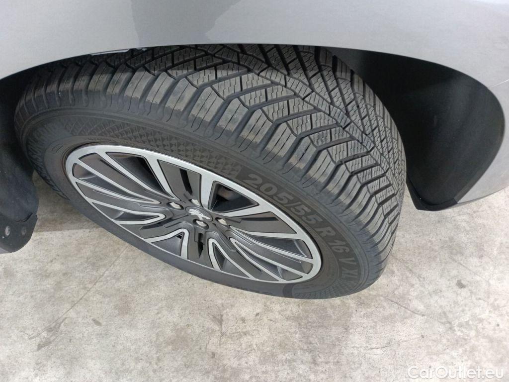 Peugeot  2008 Peugeot  1.2 Puretech 61kW S&S Active 5d #19