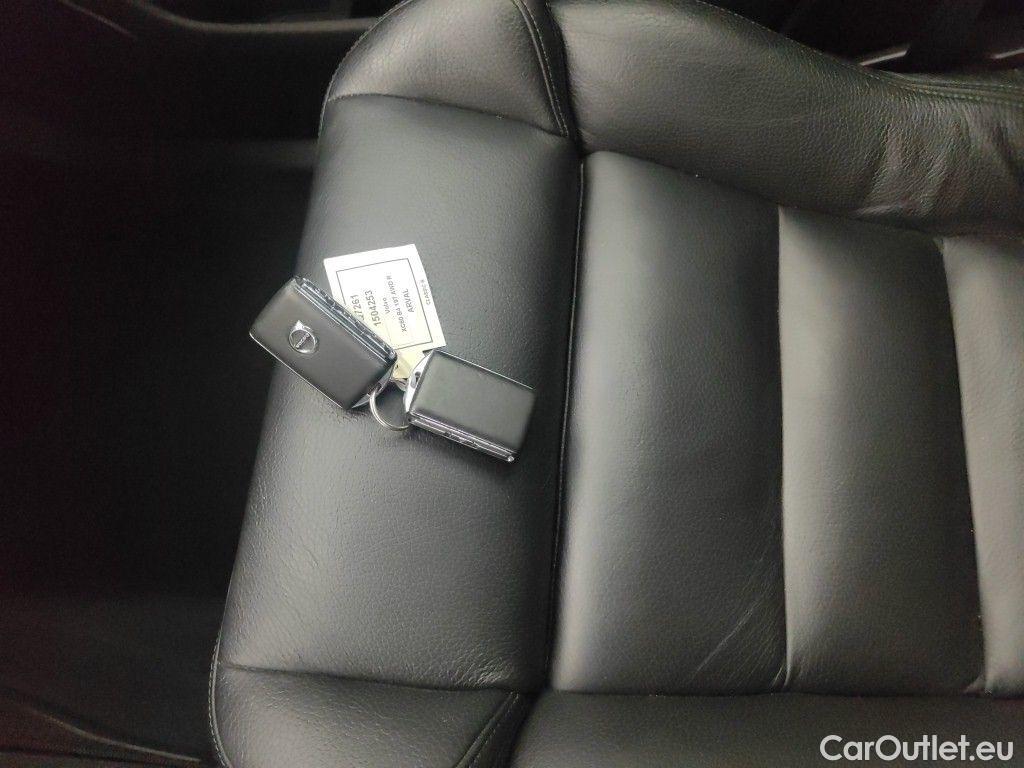 Volvo  XC60 VOLVO  DIESEL MILD HYBRID - 2.0 B4 197 AWD R-Design Geartronic 5d #4