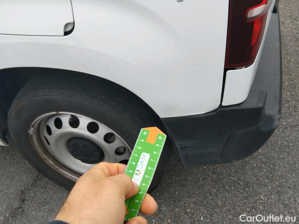  Citroen  Berlingo CITROEN  / 2018 / 4P / combi Talla M BlueHDi 100 S&S LIVE (AC) #17