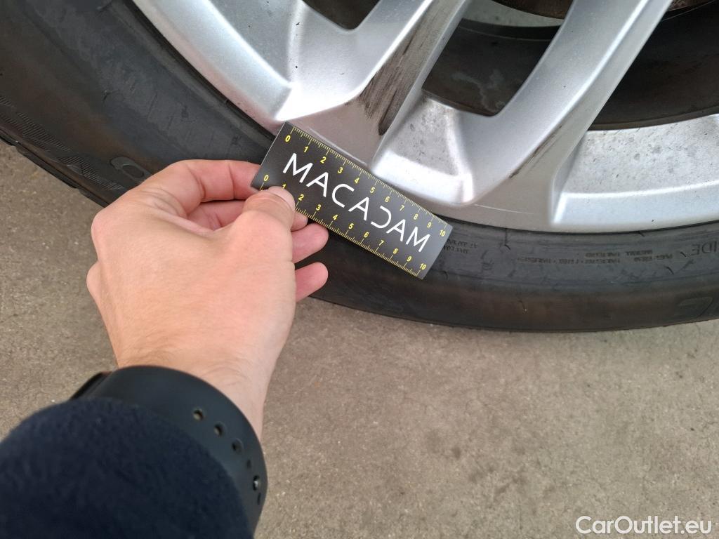 Ford  Kuga FORD  / 2019 / 5P / SUV 2.5 190 hybrid Flexifuel Pshift Titanium #28