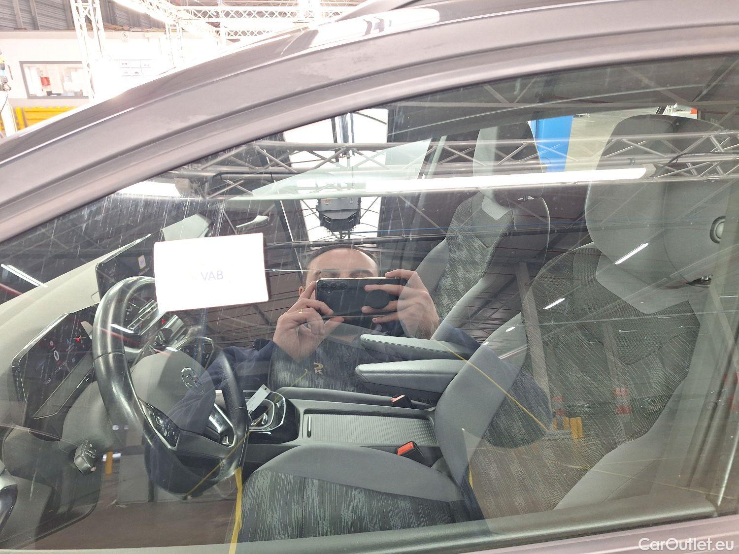 Volkswagen  ID.4 VW,  '20 BEV, Volkswagen  77kWh Pro Life 5d #14