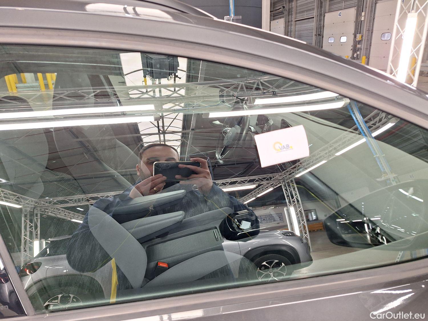 Volkswagen  ID.4 VW,  '20 BEV, Volkswagen  77kWh Pro Life 5d #8