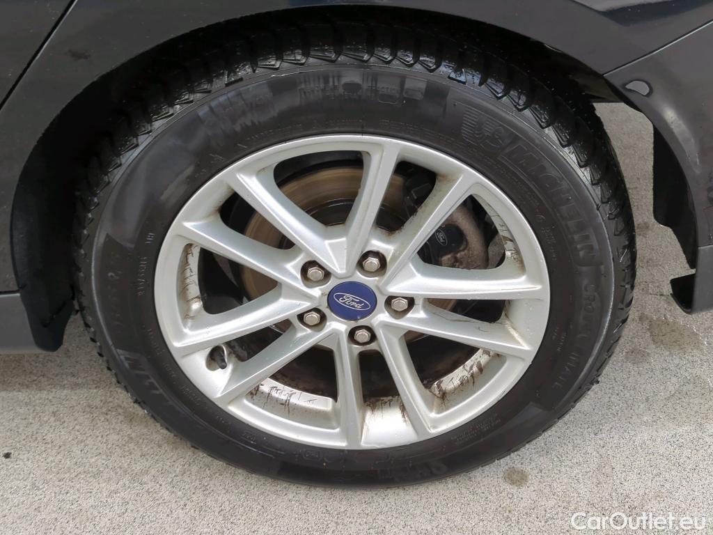Ford  Focus Ford  1.0 EcoBoost Lease Edition 100 pk Wagon 5d #25