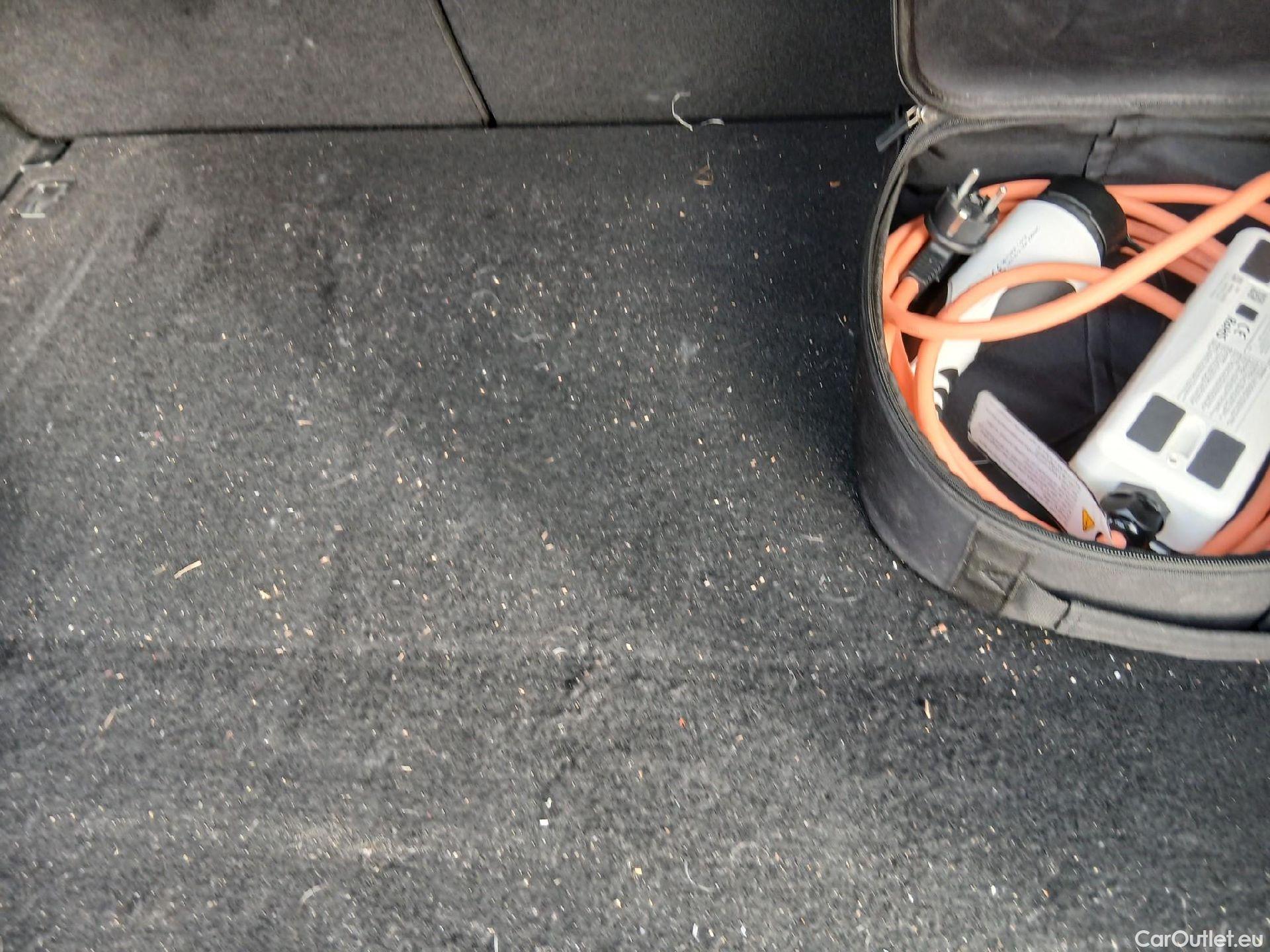 KIA  Niro KIA  / 2019 / 5P / crossover 1.6 GDi PHEV 104kW (141CV) Drive #29