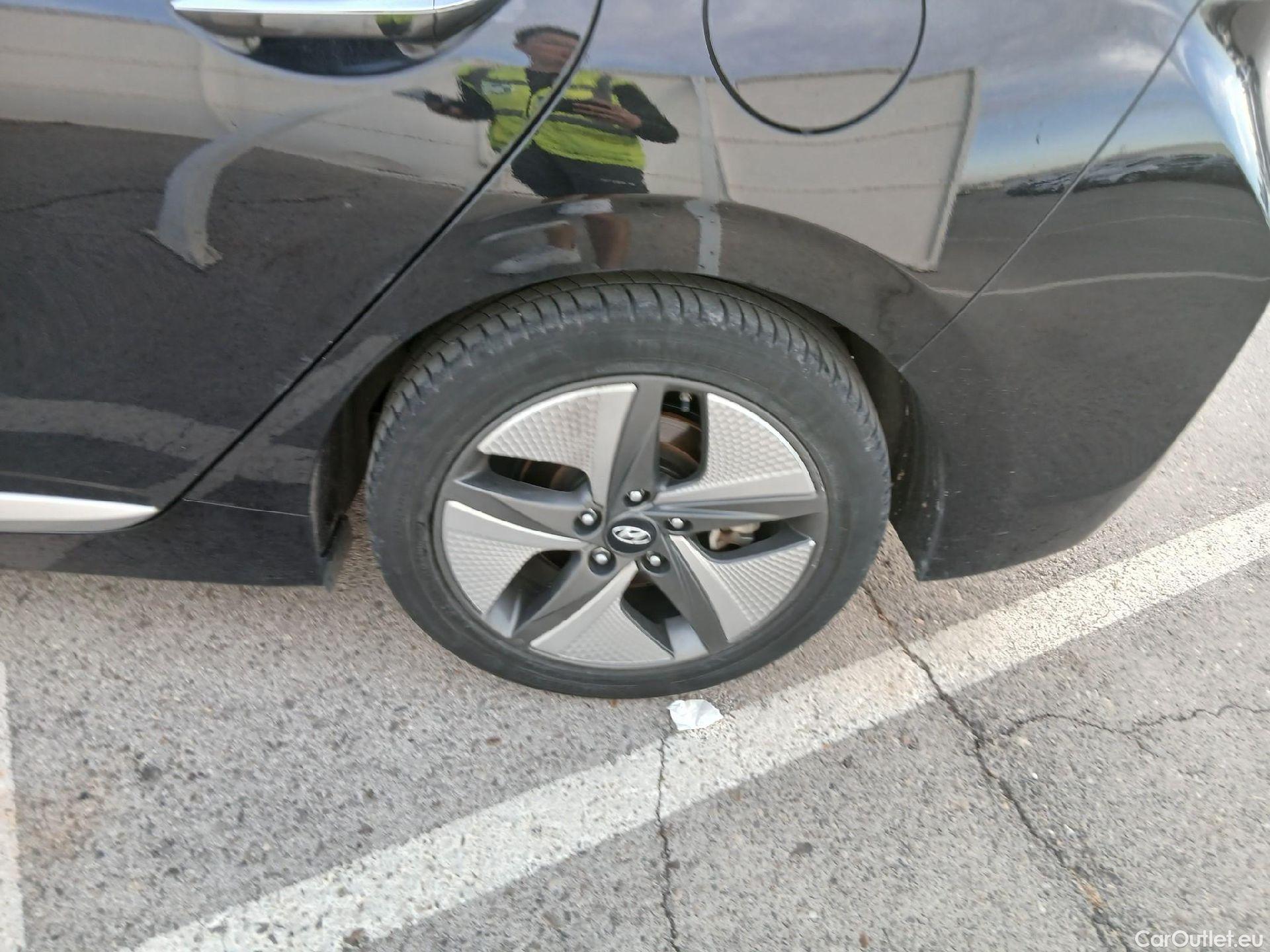 Hyundai   Ioniq HYUNDAI / 2019 / 5P / berlina con portón 1.6 GDI HEV Tecno DCT #3