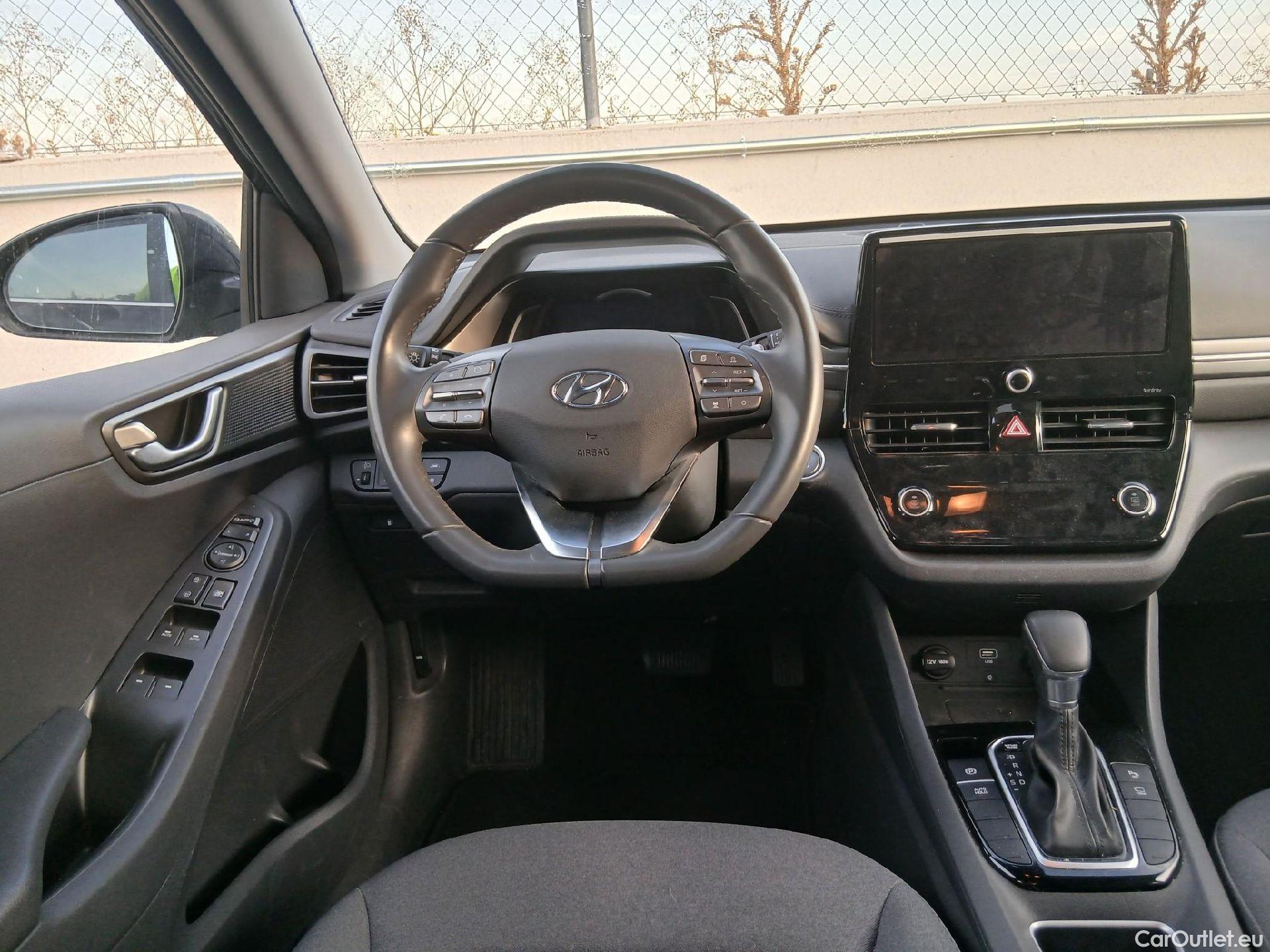 Hyundai   Ioniq HYUNDAI / 2019 / 5P / berlina con portón 1.6 GDI HEV Tecno DCT #3