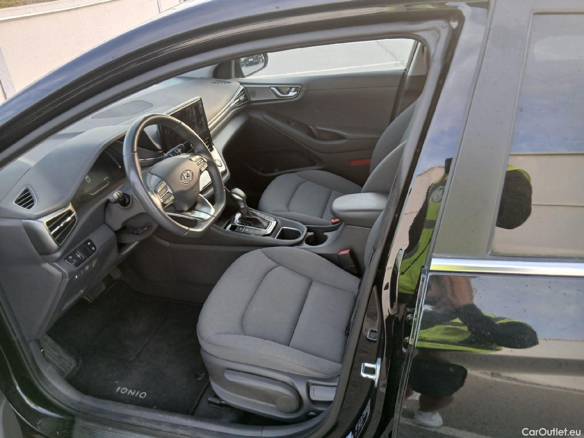 Hyundai   Ioniq HYUNDAI / 2019 / 5P / berlina con portón 1.6 GDI HEV Tecno DCT #40