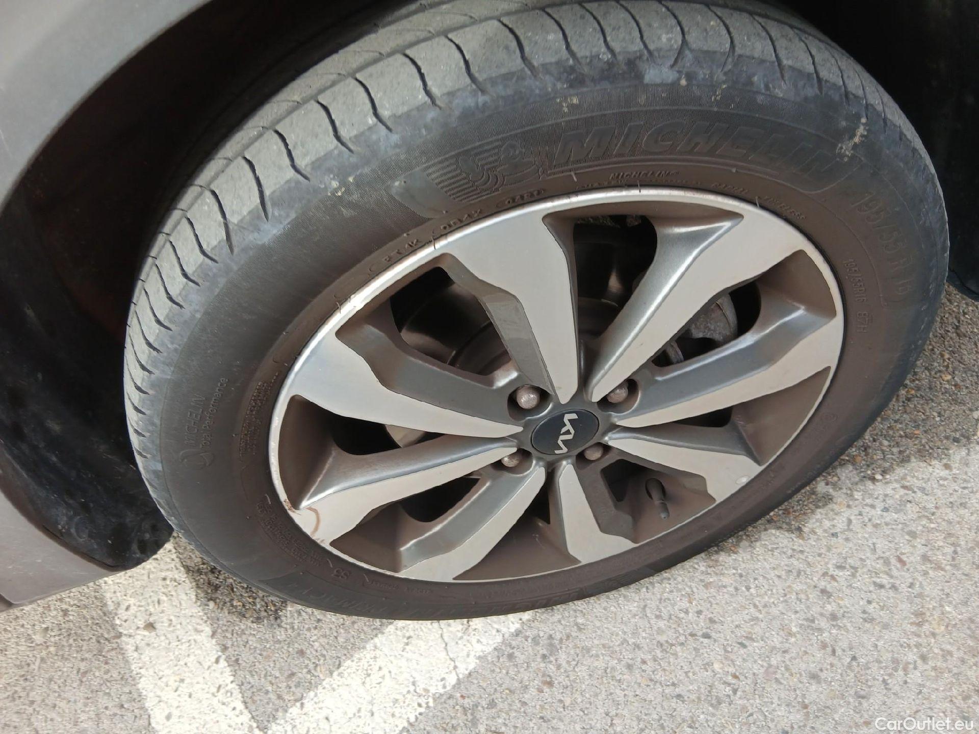  KIA  STONIC KIA  / 2017 / 5P / todoterreno 1.0 T-GDi 74kW (100CV) MHEV iMT Drive #16