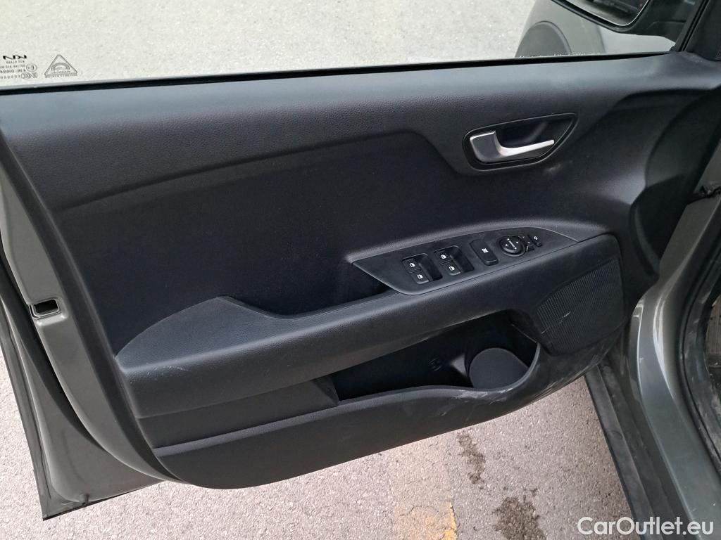 KIA  STONIC KIA  / 2017 / 5P / todoterreno 1.0 T-GDi 88kW (120CV) MHEV iMT Drive #9