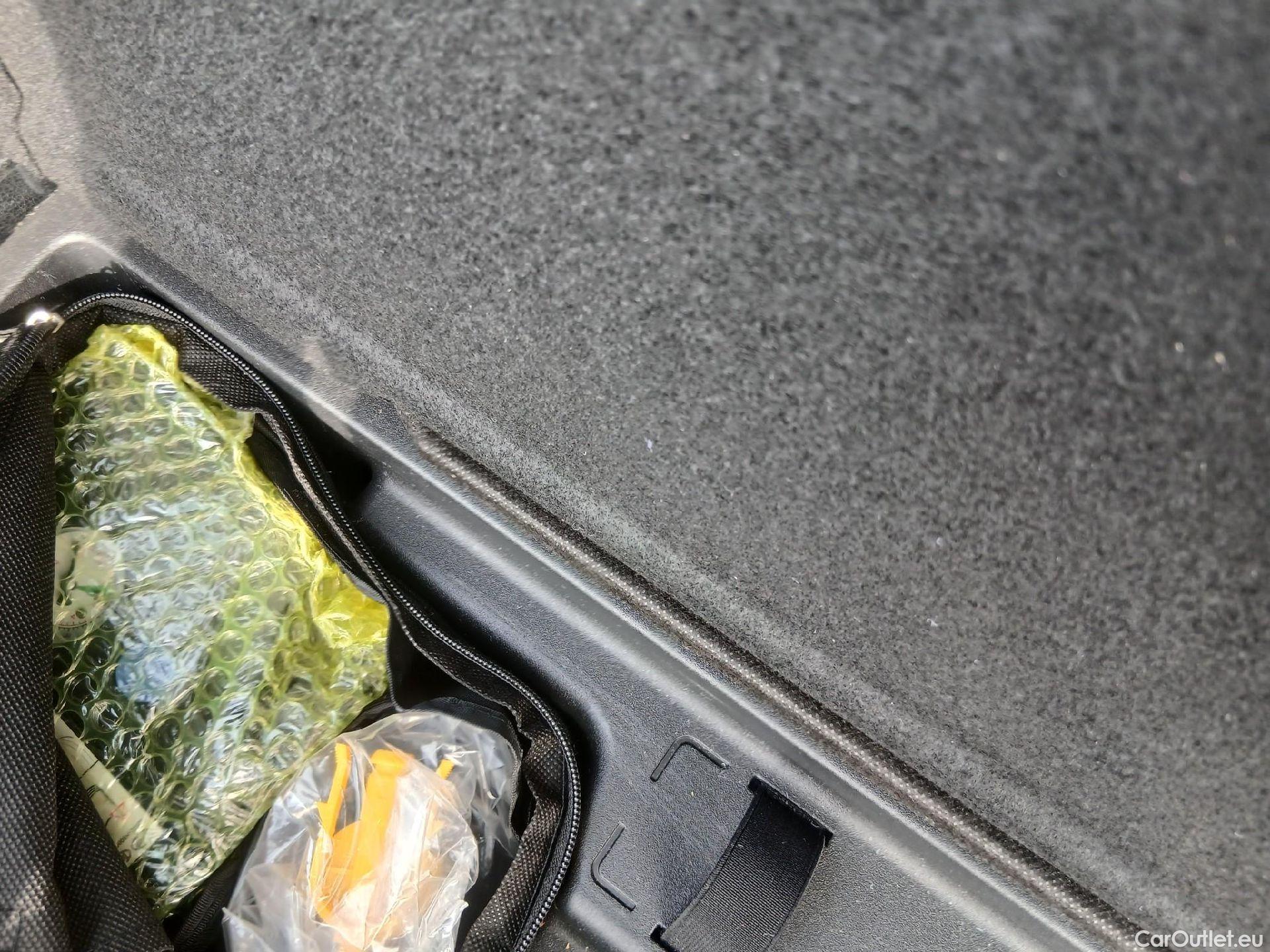 KIA  Niro KIA  / 2019 / 5P / crossover 1.6 GDi PHEV 104kW (141CV) Drive #14