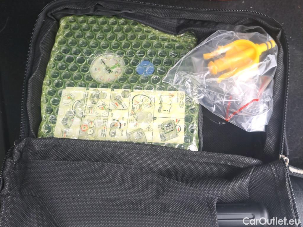 KIA  Niro KIA  / 2019 / 5P / crossover 1.6 GDi PHEV 104kW (141CV) Drive #10