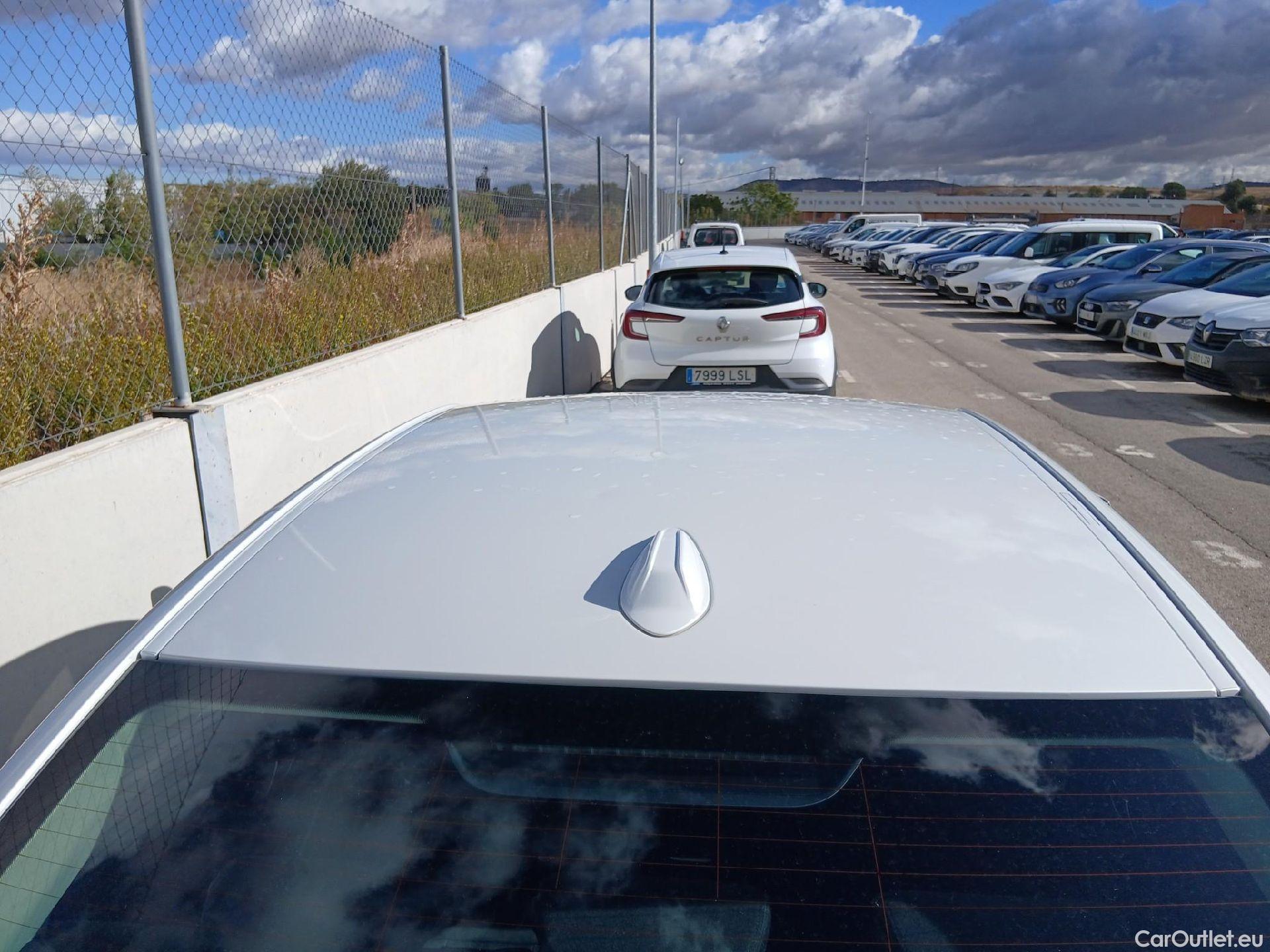 Land Rover  Discovery BMW Serie 3 / 2022 / 4P / sedán 318d Auto. #9