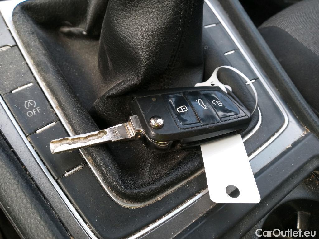  Volkswagen  Golf  VOLKSWAGEN 5p 7G berlina con portón Edition 1.6 TDI 110CV BMT #1