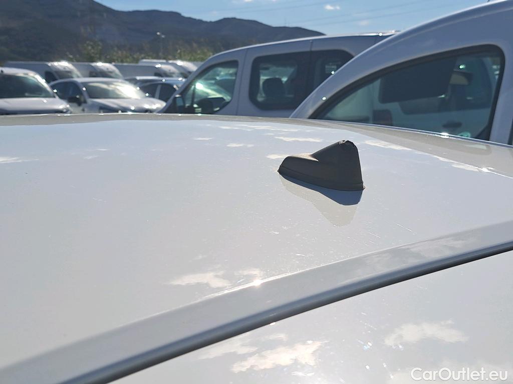  Peugeot  208 PEUGEOT  / 2019 / 5P / berlina con portón PureTech 73kW (100CV) Allure #54