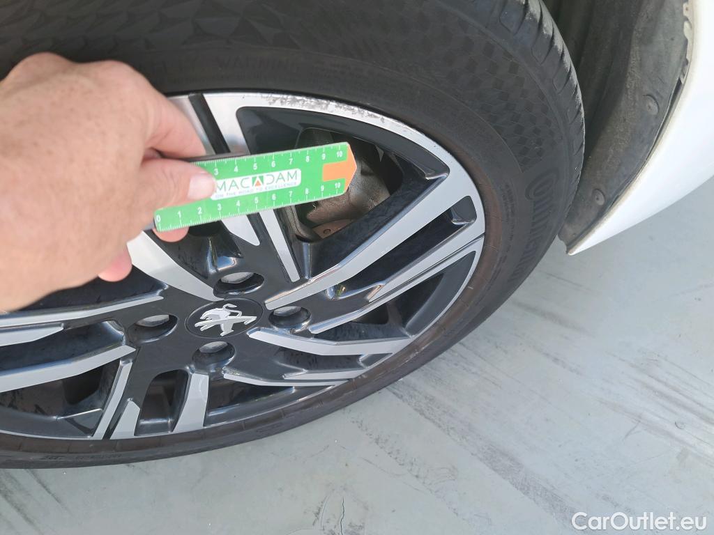  Peugeot  208 PEUGEOT  / 2019 / 5P / berlina con portón PureTech 73kW (100CV) Allure #8