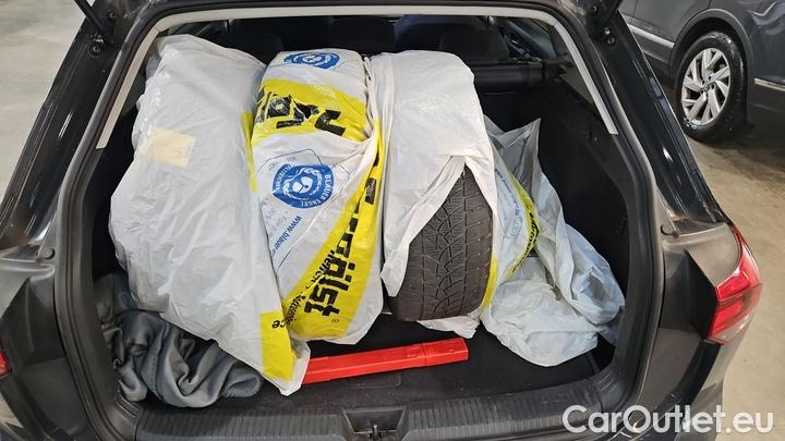 Volkswagen  Golf  2.0 TDI SCR Life Variant #8