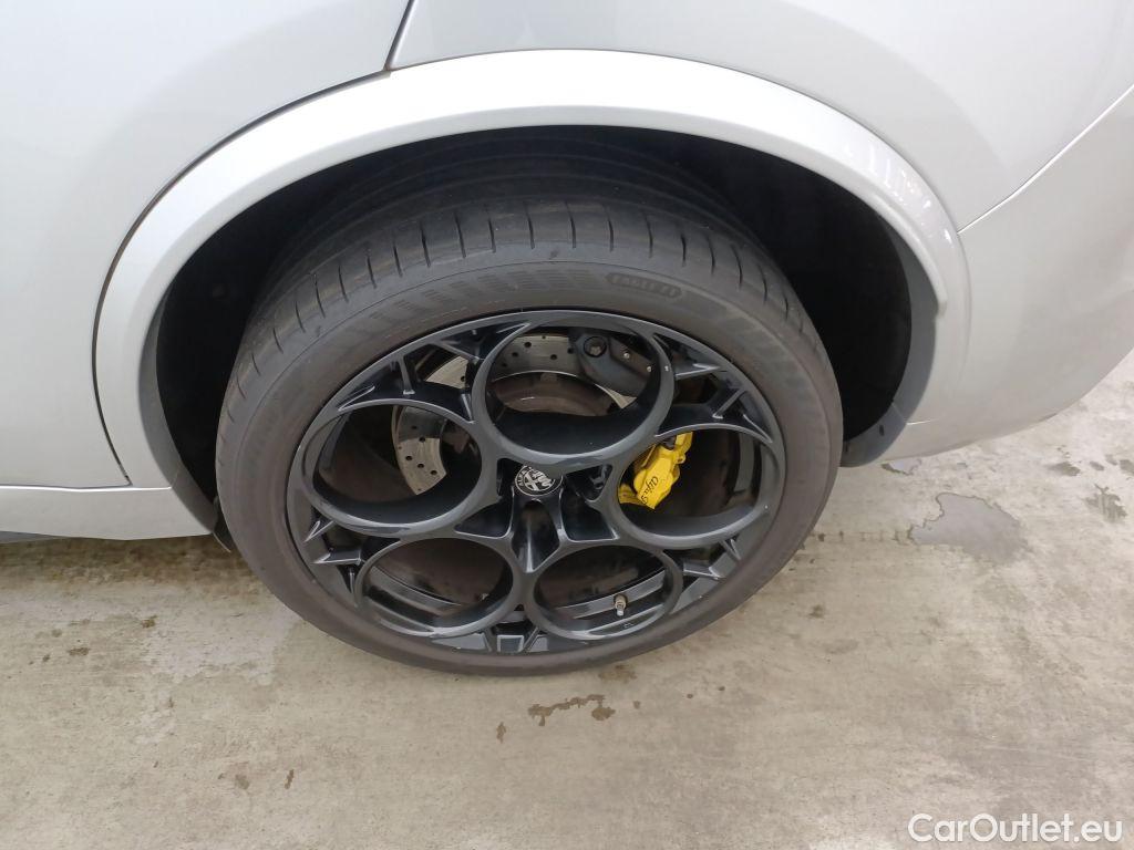 Alfa Romeo   STELVIO Alfa Romeo 2.9 Quadrifoglio 5d #44