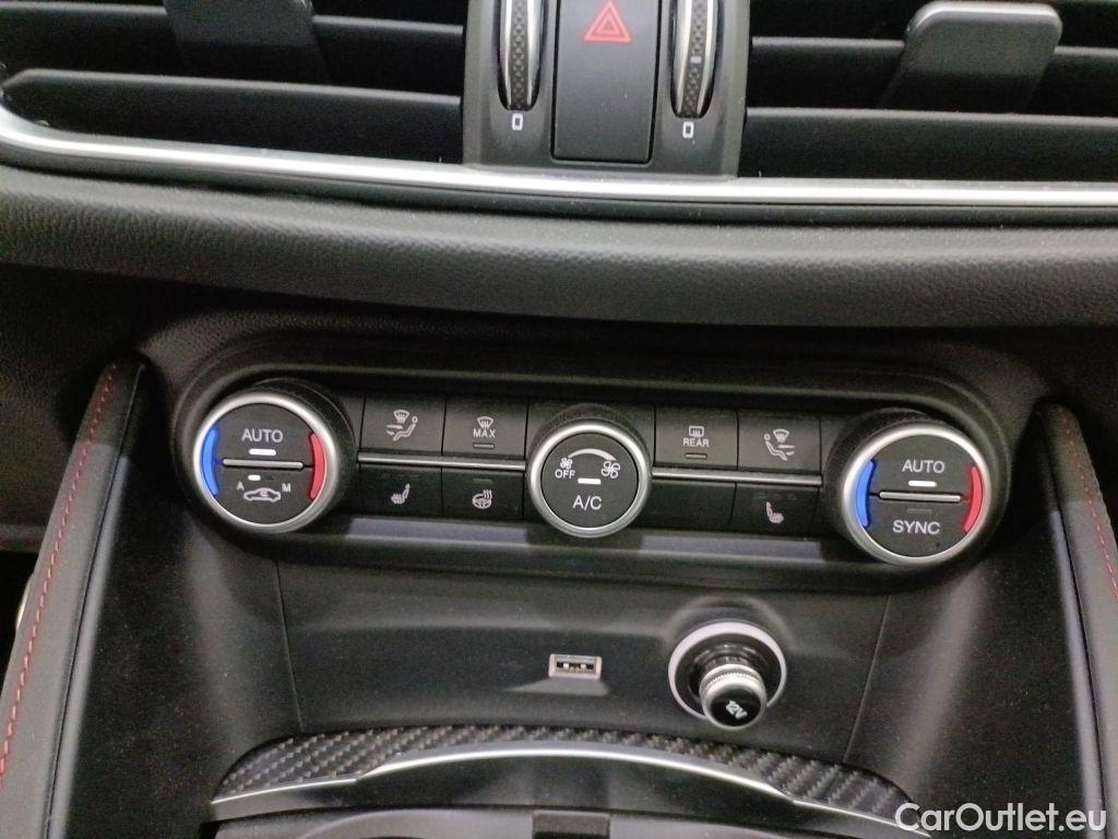 Alfa Romeo   STELVIO Alfa Romeo 2.9 Quadrifoglio 5d #33