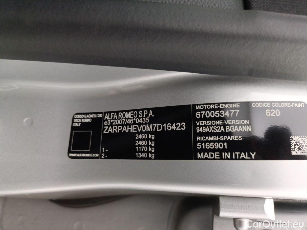 Alfa Romeo   STELVIO Alfa Romeo 2.9 Quadrifoglio 5d #20