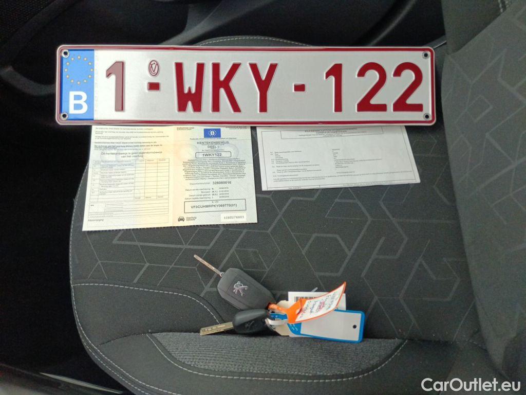 Peugeot  2008 Peugeot  1.2 Puretech 61kW S&S Active 5d #4
