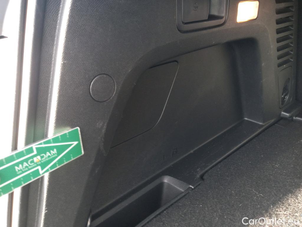 Peugeot  3008 PEUGEOT  / 2016 / 5P / todoterreno 1.5 BlueHDi 96kW (130CV) S&S Active EAT8 #30