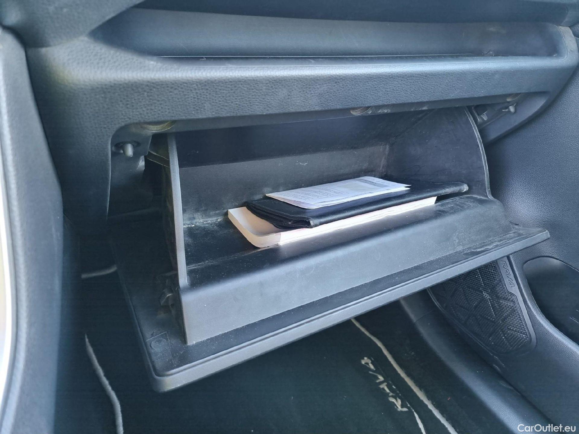 Toyota  RAV4 TOYOTA  / 2018 / 5P / todoterreno 2.5l 220H Advance #2