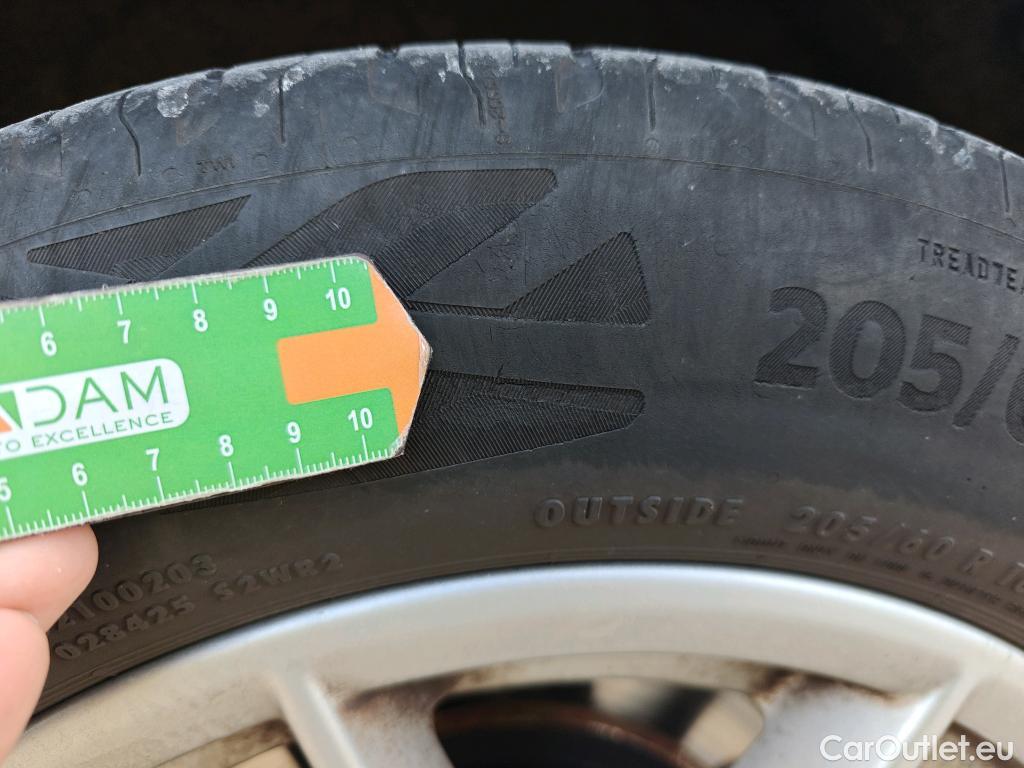  Bmw  Serie 3 BMW  / 2018 / 4P / sedán 318d Auto. #24