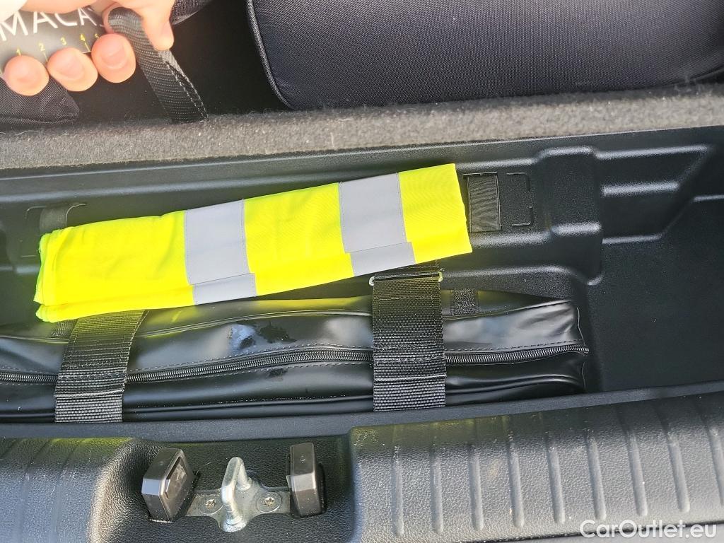 KIA  Niro KIA  / 2019 / 5P / crossover 1.6 GDi PHEV 104kW (141CV) Drive #8