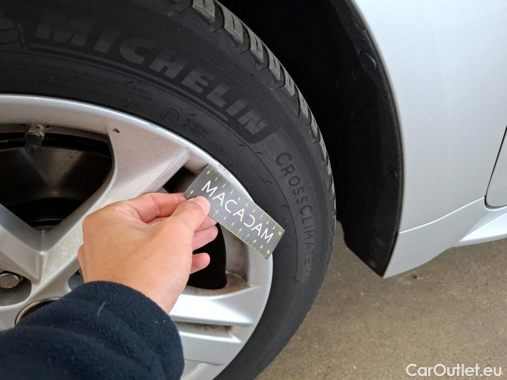 Toyota  Corolla TOYOTA  Touring Sports / 2018 / 5P / Break Hybride 184h Dynamic Business Beyond Zer #42