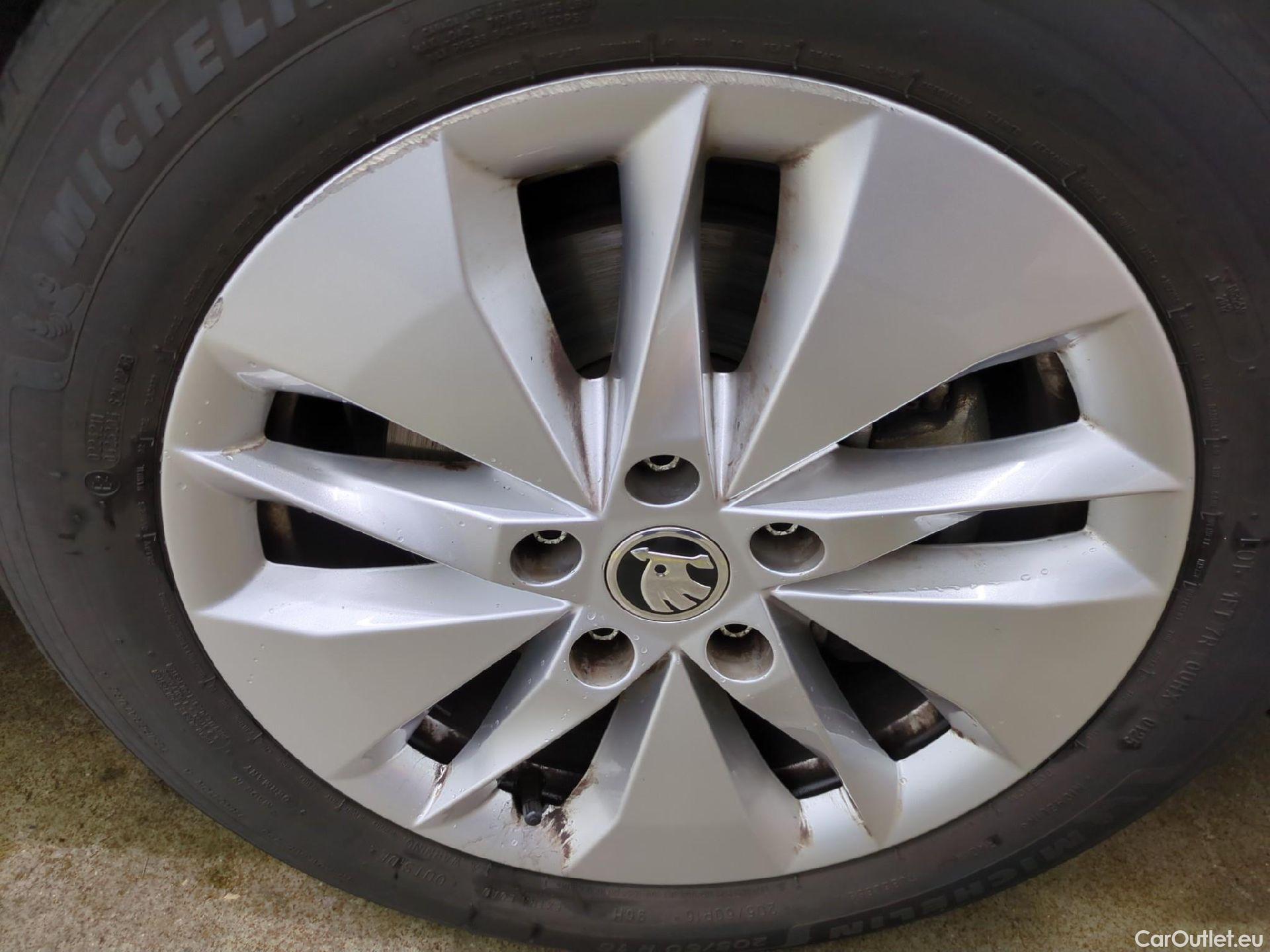 Skoda  Octavia  Break Business 2.0 TDI 115CV BVA7 E6d #9