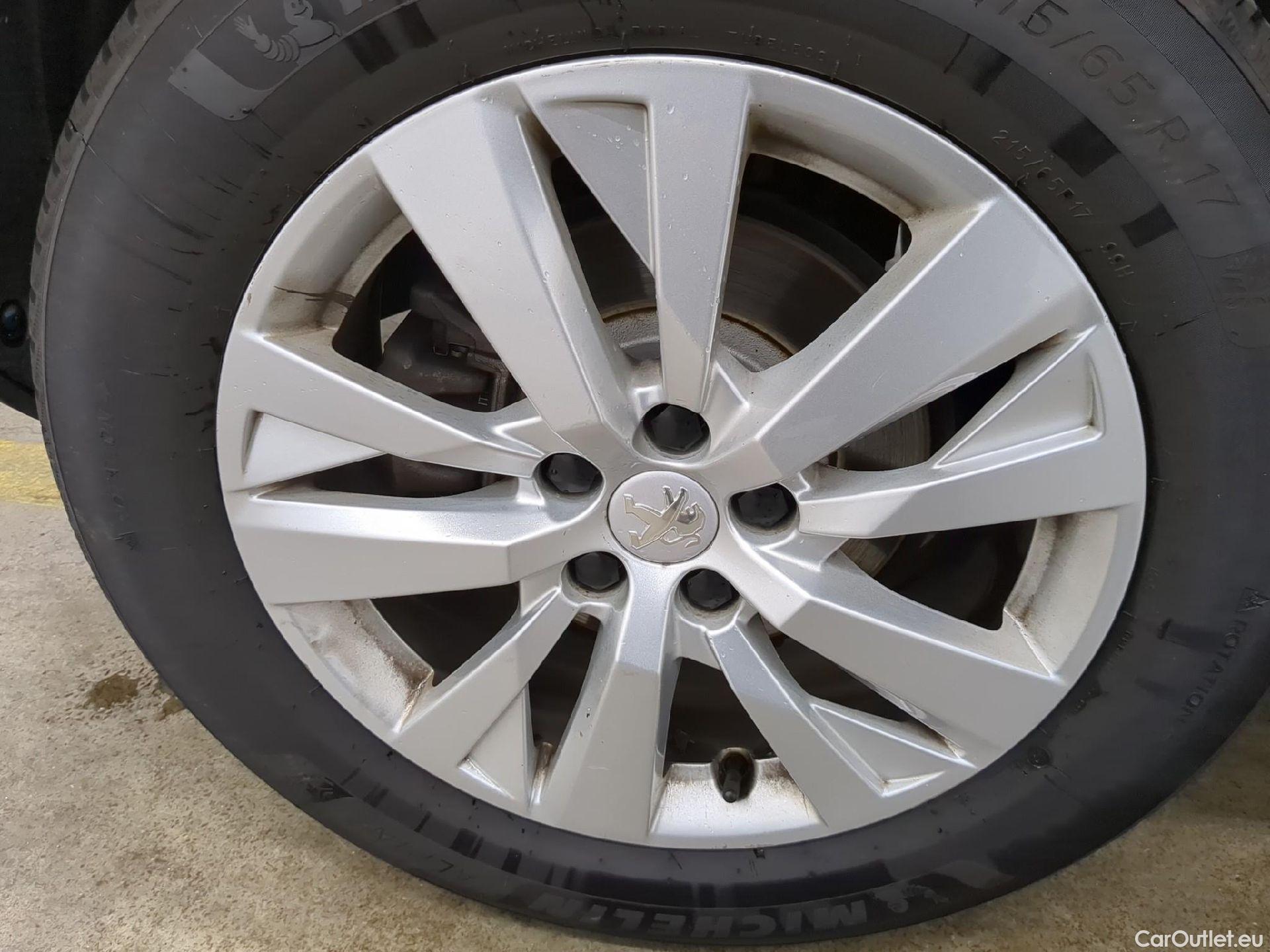 Peugeot  3008  Active Pack 1.5 HDi 130CV BVA8 E6d #9