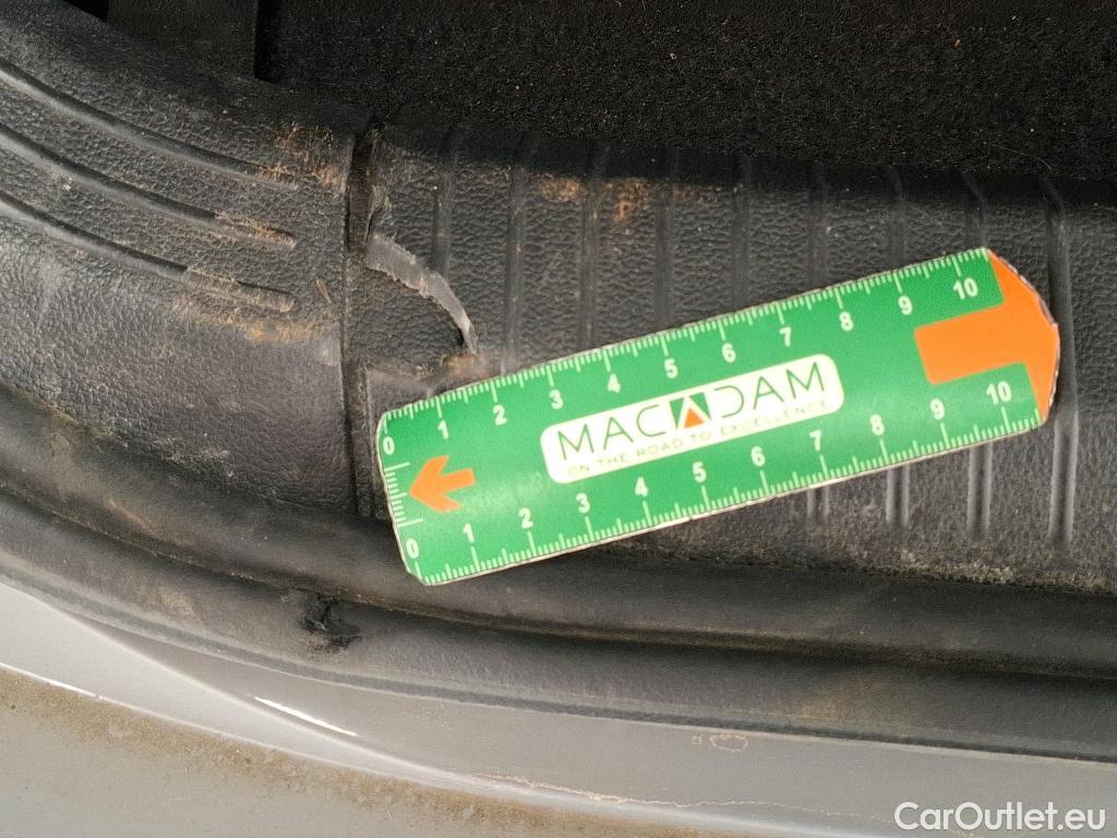  Volkswagen  Golf  VOLKSWAGEN / 2020 / 5P / Berline 2.0 TDI SCR 115 DSG7 Life Busi #17