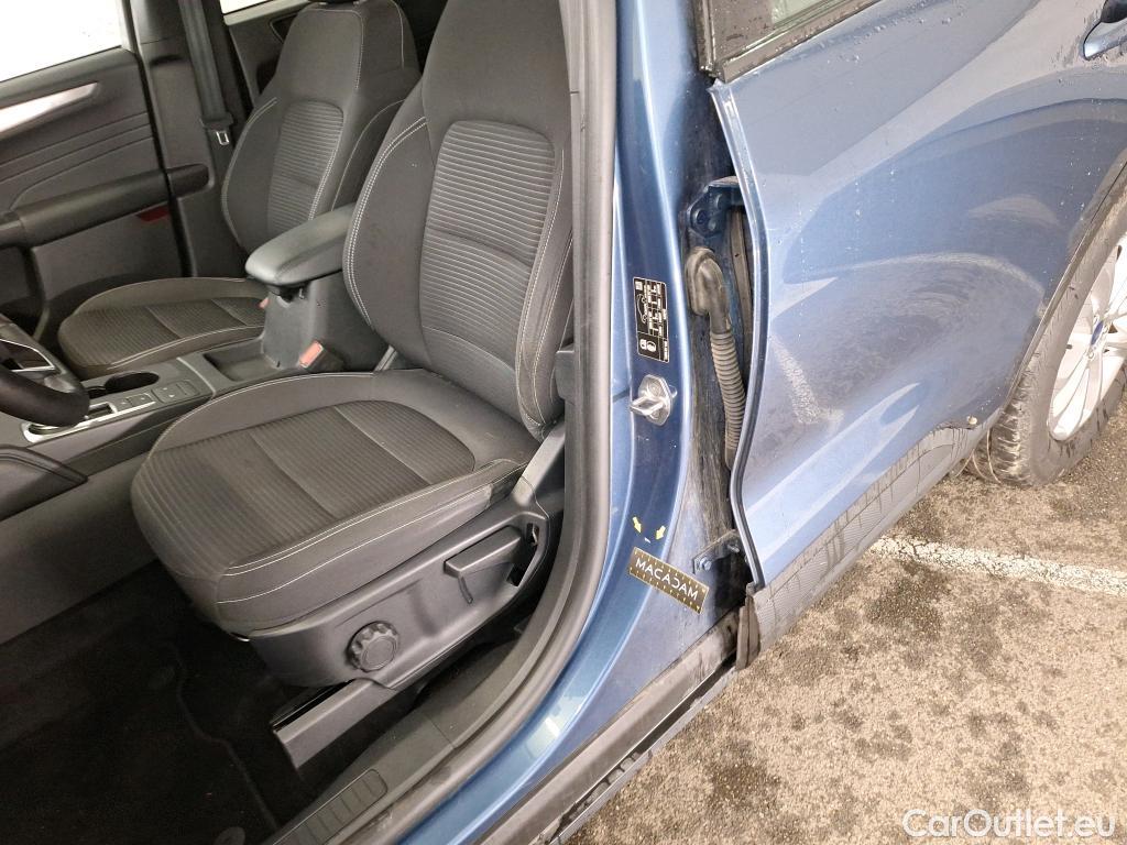 Ford  Kuga FORD  / 2019 / 5P / SUV 2.5 190 hybrid Flexifuel Pshift Titanium #26