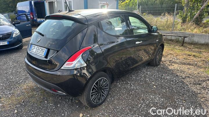 Lancia  Ypsilon 1.0 FireFly 70cv Hybrid Silver Plus #4