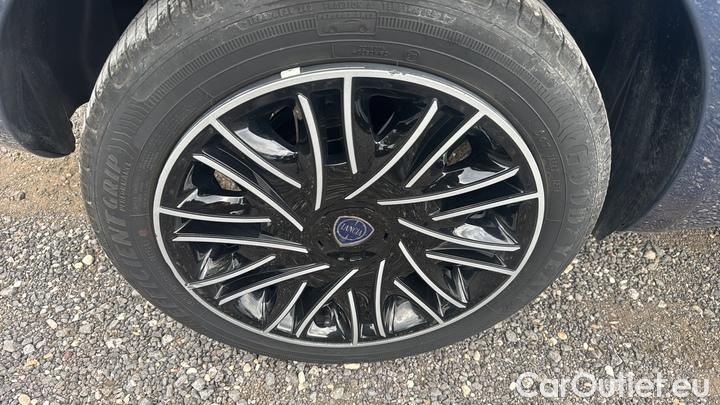 Lancia  Ypsilon 1.0 FireFly 70cv Hybrid Silver Plus #36